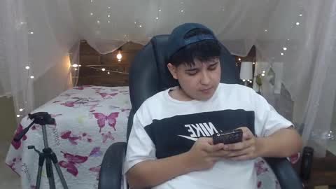 Snapshot of andrewsmile_ chatting on 12-22-24, 03:44 ANDREW online show from 12-22-24, 03:44