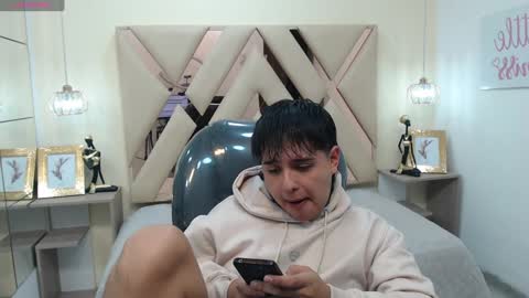 Snapshot of andrewsmile_ chatting on 01-14-25, 12:24 ANDREW online show from 01-14-25, 12:24