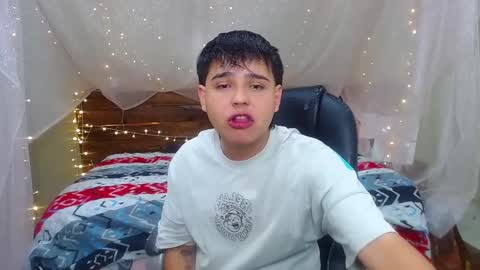 Snapshot of andrewsmile_ chatting on 03-07-25, 12:23 ANDREW online show from 03-07-25, 12:23