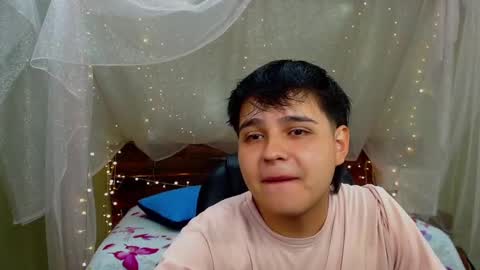 Snapshot of andrewsmile_ chatting on 03-11-25, 12:17 ANDREW online show from 03-11-25, 12:17