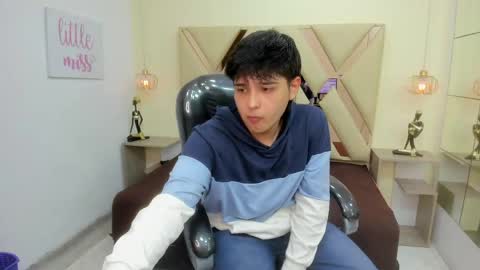 Snapshot of andrewsmile_ chatting on 04-14-26, 12:22 ANDREW online show from 04-14-26, 12:22