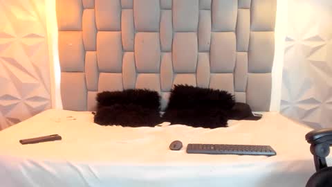 andy_dan1 online show from 02-11-25, 05:50