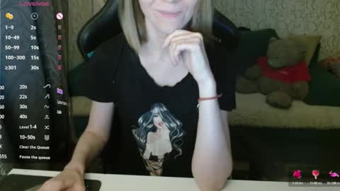 Snapshot of angelcute32 chatting on 10-14-25, 02:40 AngelCute32 online show from 10-14-25, 02:40