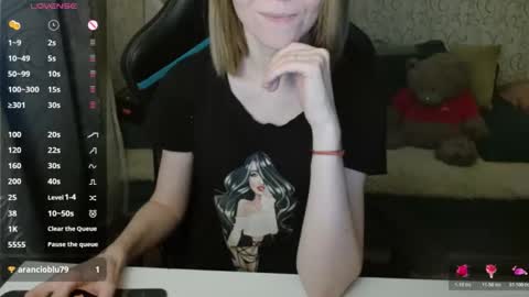 Snapshot of angelcute32 chatting on 10-19-25, 02:29 AngelCute32 online show from 10-19-25, 02:29