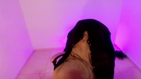 Snapshot of angele_johnson chatting on 05-01-26, 08:13 angele online show from 05-01-26, 08:13