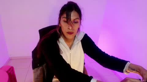 Snapshot of angele_johnson chatting on 05-29-26, 09:35 angele online show from 05-29-26, 09:35