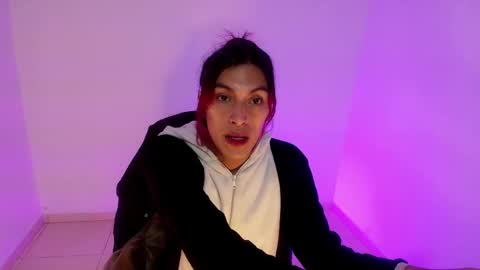 Snapshot of angele_johnson chatting on 05-31-26, 07:04 angele online show from 05-31-26, 07:04