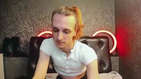 Snapshot of anjella_botton chatting on 06-25-26, 06:23 Angel online show from 06-25-26, 06:23