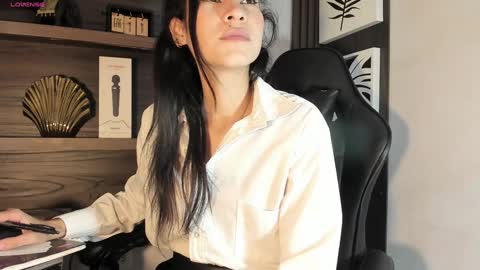 Snapshot of anna_lew chatting on 01-11-25, 08:10 anna online show from 01-11-25, 08:10