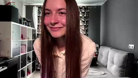 Snapshot of annalevandowski chatting on 07-01-26, 07:54 Anna online show from 07-01-26, 07:54