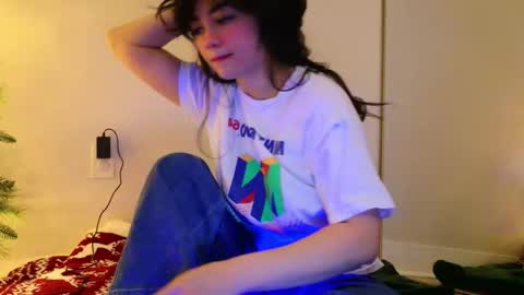 Snapshot of annatigarr chatting on 03-27-26, 01:44 meow online show from 03-27-26, 01:44