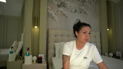 Snapshot of annerey chatting on 06-30-26, 04:24 Anne Rey online show from 06-30-26, 04:24