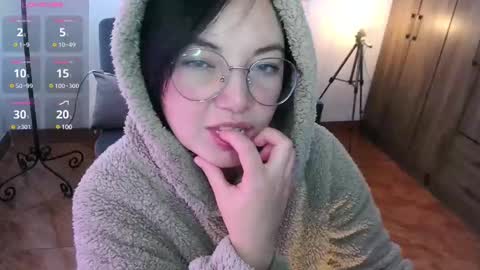 LAURA - A n n i e  S w a n online show from 02-05-25, 02:37