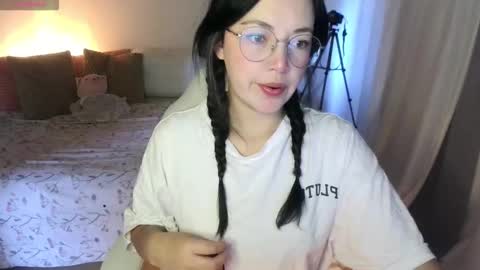 LAURA - A n n i e  S w a n online show from 10-05-25, 12:47