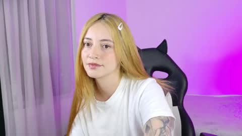 Snapshot of anniemora_ chatting on 05-06-26, 01:25 Annie online show from 05-06-26, 01:25