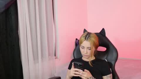 Snapshot of anniemora_ chatting on 05-21-26, 02:07 Annie online show from 05-21-26, 02:07