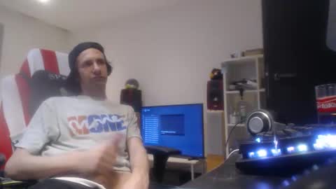 LoyalDog online show from 03-31-26, 06:08