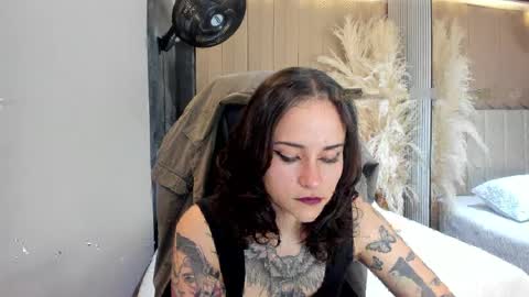 Snapshot of annythomsonn chatting on 04-18-26, 10:43 AnnyT online show from 04-18-26, 10:43