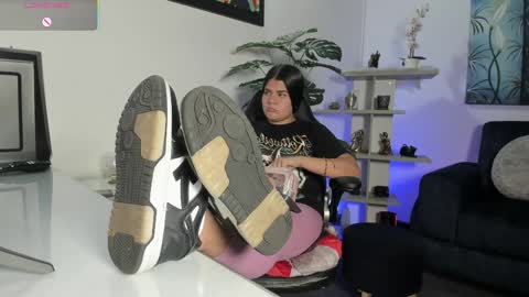 Snapshot of antonelamiss chatting on 04-01-26, 07:44 online show from 04-01-26, 07:44