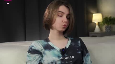 Snapshot of approche_toi_petite chatting on 02-18-26, 01:18 Meghan online show from 02-18-26, 01:18