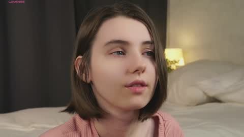 Snapshot of approche_toi_petite chatting on 03-27-26, 02:06 Meghan online show from 03-27-26, 02:06