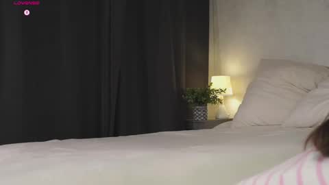 Snapshot of approche_toi_petite chatting on 03-31-26, 02:50 Meghan online show from 03-31-26, 02:50