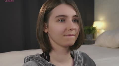 Snapshot of approche_toi_petite chatting on 04-12-26, 01:05 Meghan online show from 04-12-26, 01:05