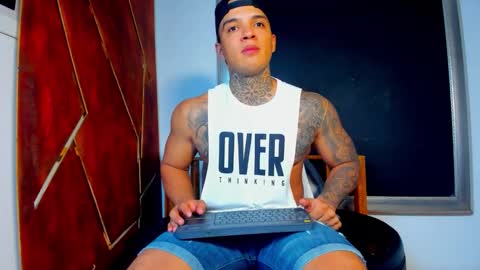 Snapshot of aquiles_elpapi chatting on 11-06-25, 11:59 AquilesElpapi online show from 11-06-25, 11:59