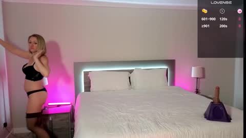 Snapshot of aria_b1 chatting on 11-17-25, 01:33 Aria B online show from 11-17-25, 01:33