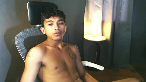 Snapshot of asian_hunk_moreno chatting on 06-29-26, 05:46 Yuri online show from 06-29-26, 05:46
