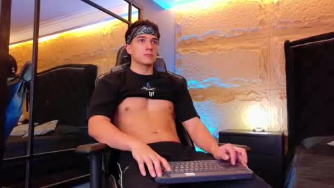 Snapshot of aslanfox_ chatting on 05-28-26, 01:25 Aslan online show from 05-28-26, 01:25