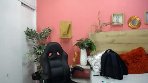 Snapshot of aslyhernandez chatting on 04-14-26, 09:48 ASLY online show from 04-14-26, 09:48