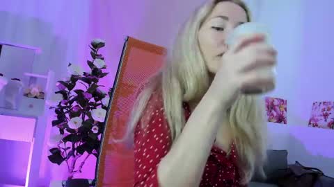 Snapshot of astramonroe chatting on 05-19-26, 07:15 astramonroe online show from 05-19-26, 07:15