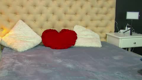 auramilff online show from 03-19-26, 04:11