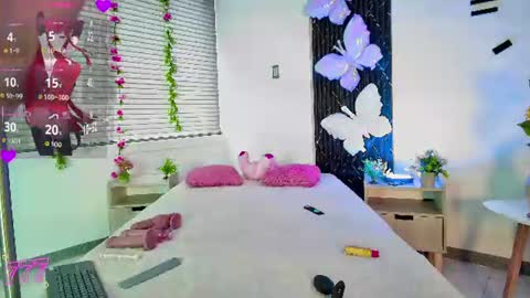Snapshot of aurora_petitee chatting on 06-24-26, 01:43 Aurora online show from 06-24-26, 01:43