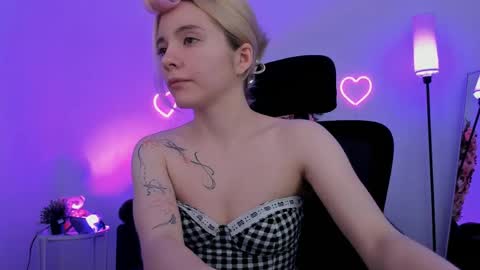 aurorawrenfield online show from 04-17-26, 04:37