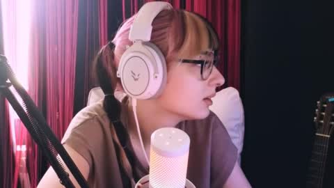 Snapshot of avi_nile chatting on 05-21-26, 04:52 Avriel online show from 05-21-26, 04:52