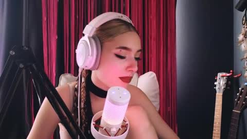 Snapshot of avi_nile chatting on 05-31-26, 03:47 Avriel online show from 05-31-26, 03:47
