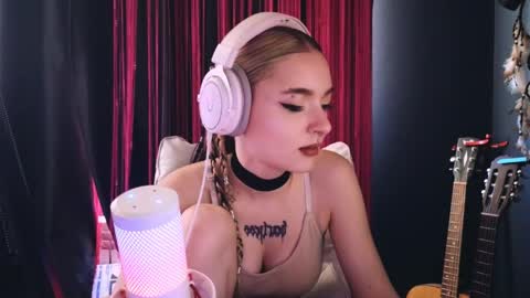 Snapshot of avi_nile chatting on 06-01-26, 04:03 Avriel online show from 06-01-26, 04:03