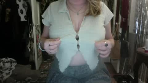 Snapshot of awkwardclothes chatting on 06-25-26, 02:33 awkward online show from 06-25-26, 02:33