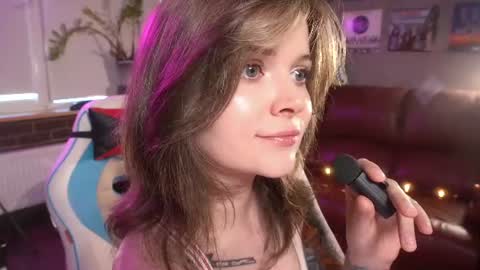 Snapshot of awondrr chatting on 07-17-26, 10:33 Alice online show from 07-17-26, 10:33