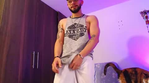 Snapshot of axel_7070 chatting on 12-16-25, 06:35 Independiente Model online show from 12-16-25, 06:35