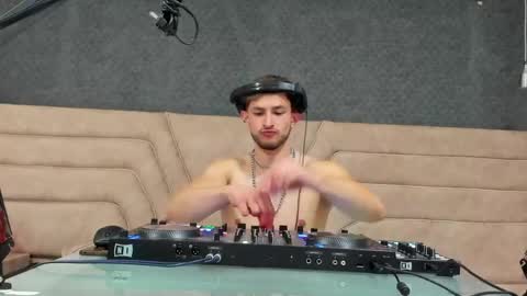 Axel  online show from 05-22-26, 01:24