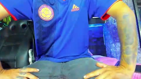 Snapshot of axell_cross2 chatting on 06-18-26, 01:06 Axell Cross2 online show from 06-18-26, 01:06
