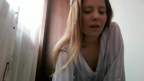 Snapshot of baby_blondee chatting on 01-18-26, 11:03 Baby Blonde online show from 01-18-26, 11:03