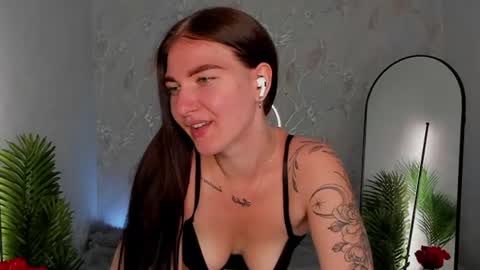 Snapshot of babyisperfect chatting on 06-24-26, 01:26 Sophia online show from 06-24-26, 01:26