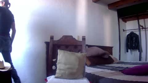 Mexican livin Off the Wall online show from 05-03-26, 03:29