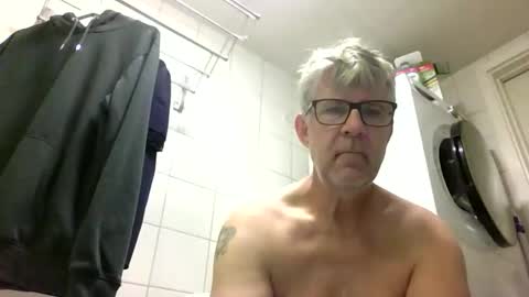 Snapshot of baggelina75 chatting on 06-10-26, 03:39 baggelina75 online show from 06-10-26, 03:39