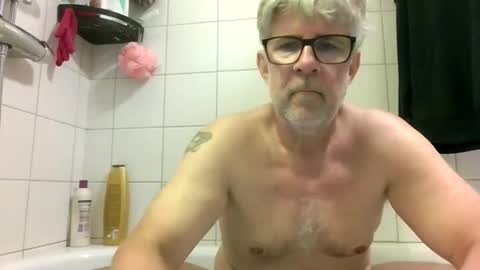 Snapshot of baggelina75 chatting on 06-10-26, 05:56 baggelina75 online show from 06-10-26, 05:56