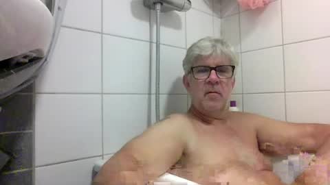 Snapshot of baggelina75 chatting on 07-06-26, 06:43 baggelina75 online show from 07-06-26, 06:43